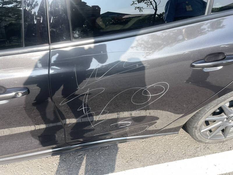 高雄岡山出現刮車怪客 警鎖定可疑醉男追緝