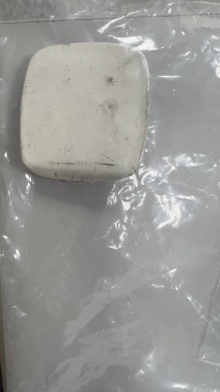 现场遗落的小盖板零件。（民众提供）