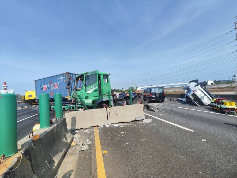 國1高科段4輛大、小車追撞  南北雙向封閉