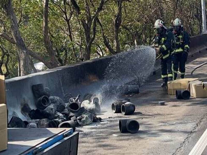 轟!國1彰化段小貨車滿載水管突竄火