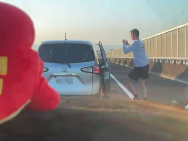 扯！國道塞車龜速 囂張老外下車蹦跳「最高噴3.6萬」