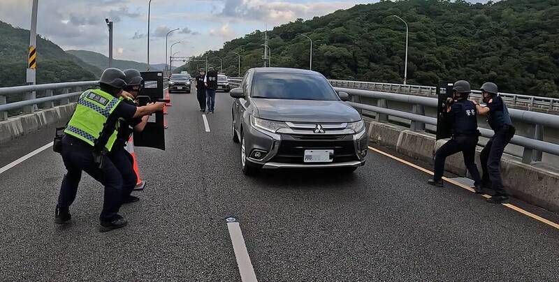 模擬歹徒持槍擄人 台東警演練攔截圍捕