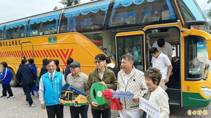 光復鄉鏟動希望 花蓮光復國中獲贈全新大巴校車