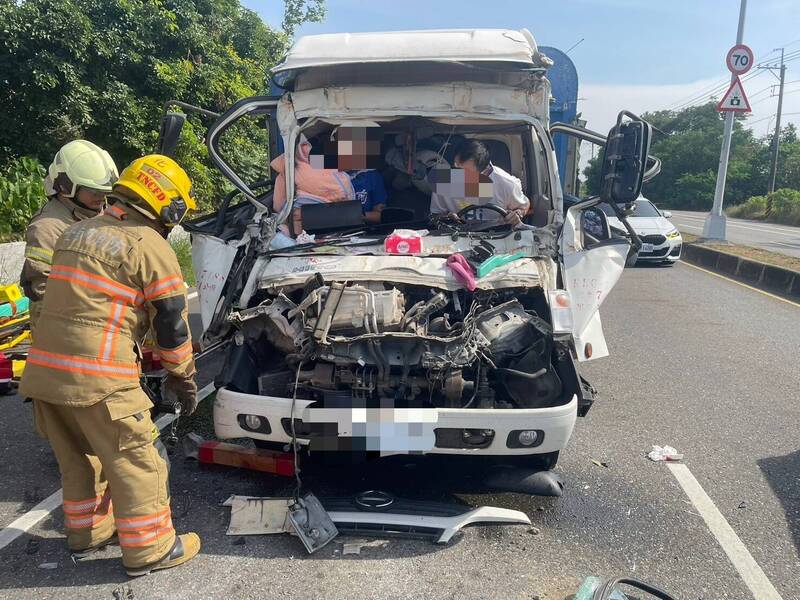 台南善化小貨車與砂石車擦撞 男駕駛、孕婦乘客一度受困