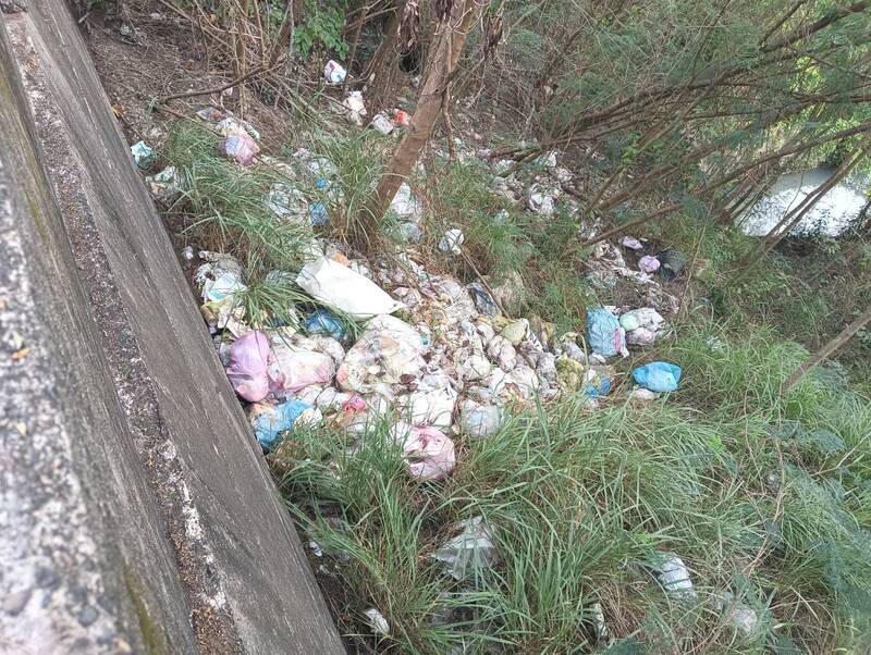 高雄花旗山莊遭非法棄置垃圾 市府追查行為人最高罰300萬