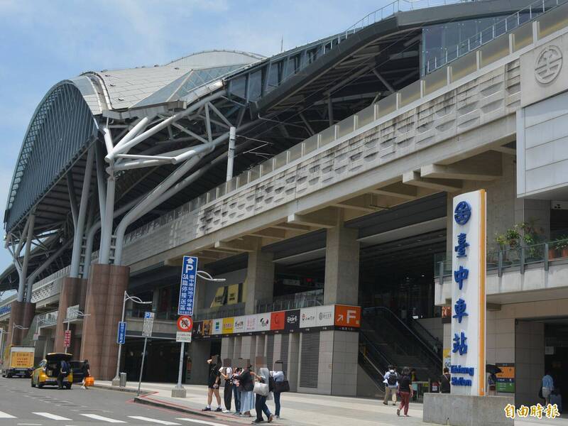 疑下軌道撿東西 台中車站旅客遭自強號撞上送醫