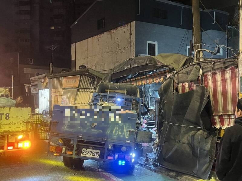 桃園貨車凌晨側撞轎車釀禍!波及5民宅、鐵皮屋、5人送醫