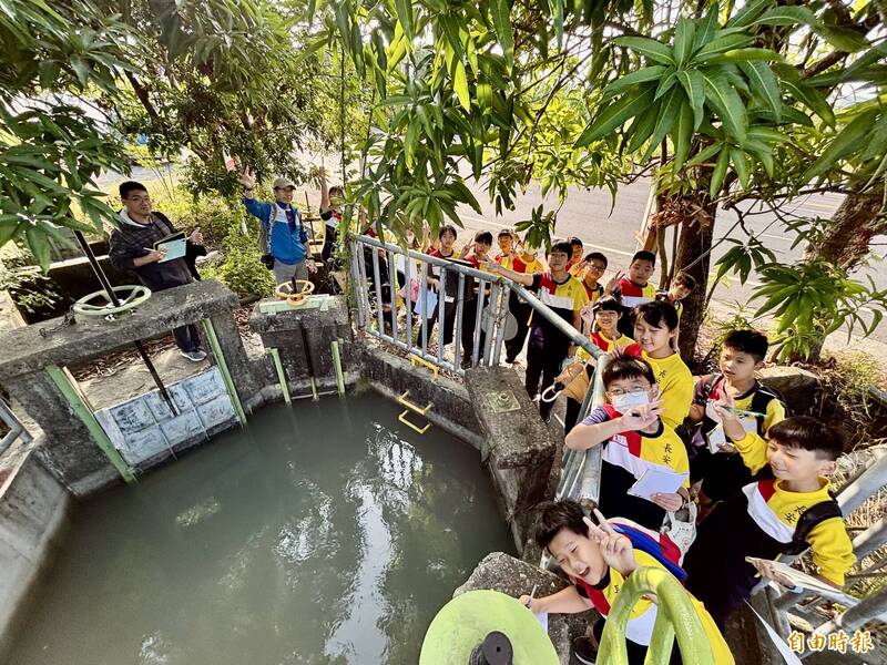 水圳遊學  台江囡仔走訪八卦池分水工玩「倒地鈴」