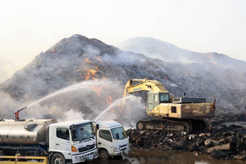 台南烏樹林暫置場火勢控制中 專家解讀白煙:非石化物燃燒