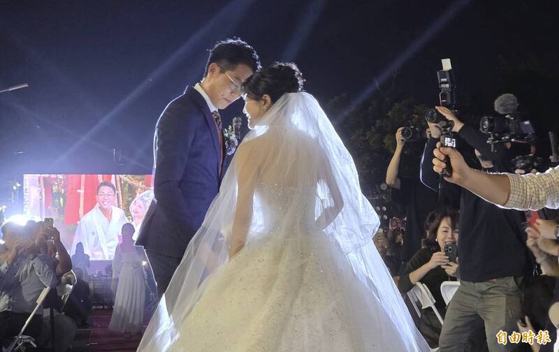 「太陽花世代」牽手成家 婚禮大喊共同心願:盼台灣獨立
