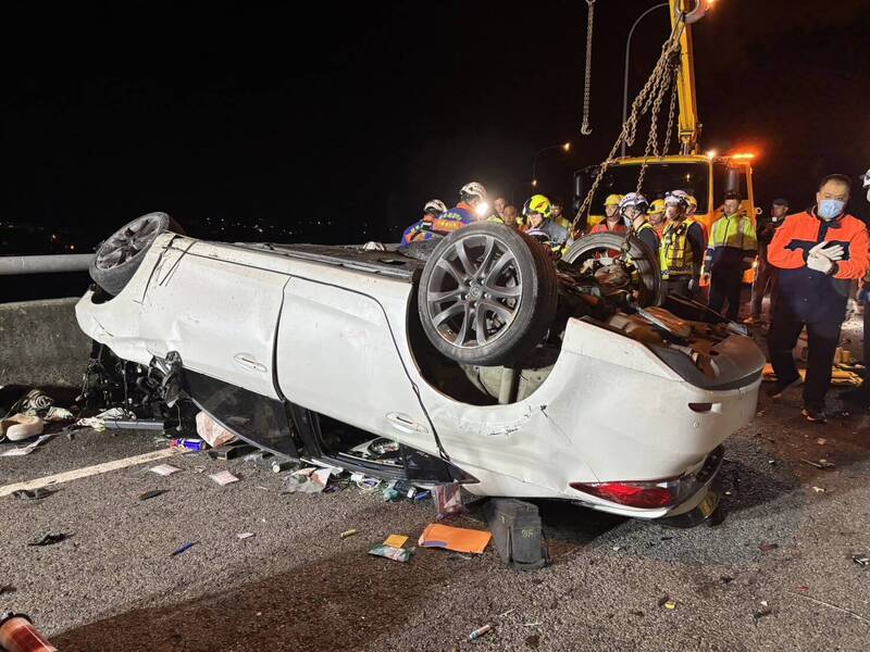 國1銅鑼交流道南下出口自小客翻車 消防救出1人送醫