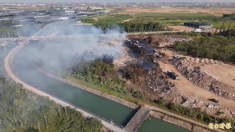 高溫火場無人機空拍直擊 烏樹林「垃圾山」滅火最新影像曝光