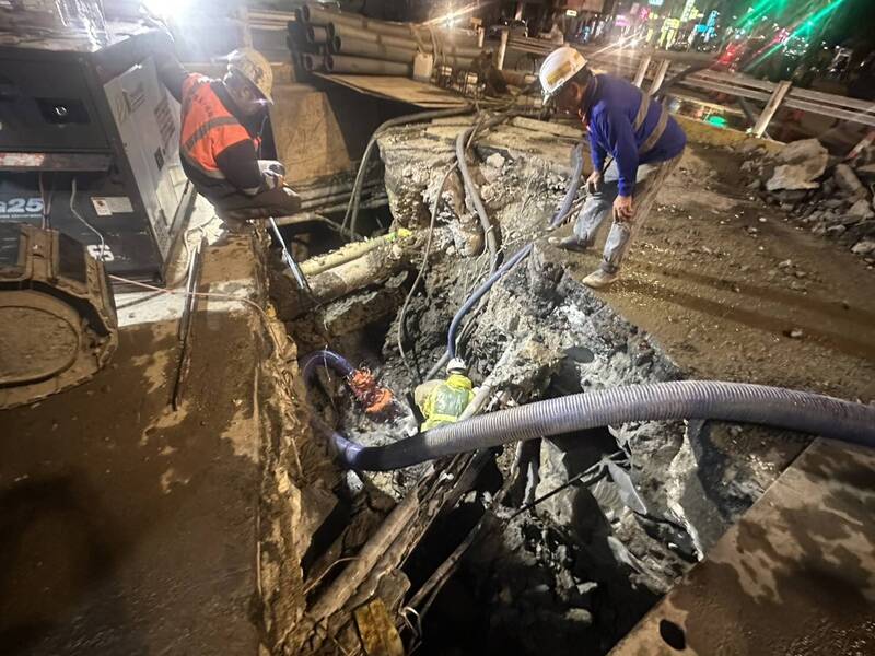板橋四川路、高爾富路口水管遭挖斷 板橋、土城減壓供水到明晨05:30