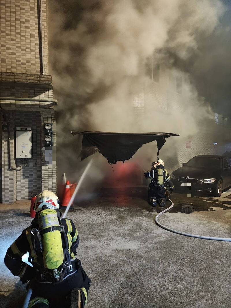 楊梅5層樓透天厝暗夜濃煙衝天 1女急跳花圃逃生受傷送醫