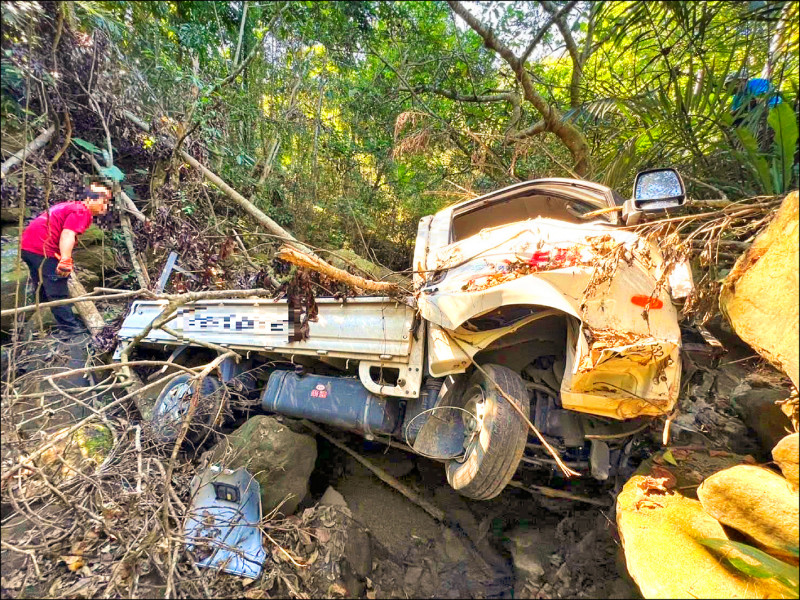 人車草屯墜谷無人知 失蹤月餘成乾屍