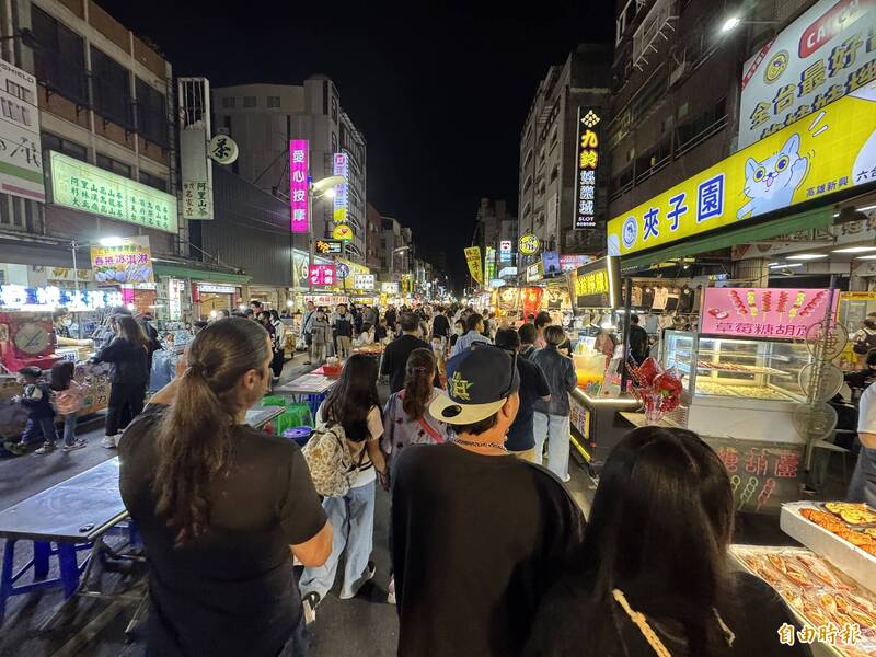 高雄奇葩日常！路人阿伯代班賣豆花 一票網友笑翻：習以為常