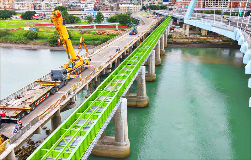 中正橋設光雕 議員批景觀橋3成7損壞