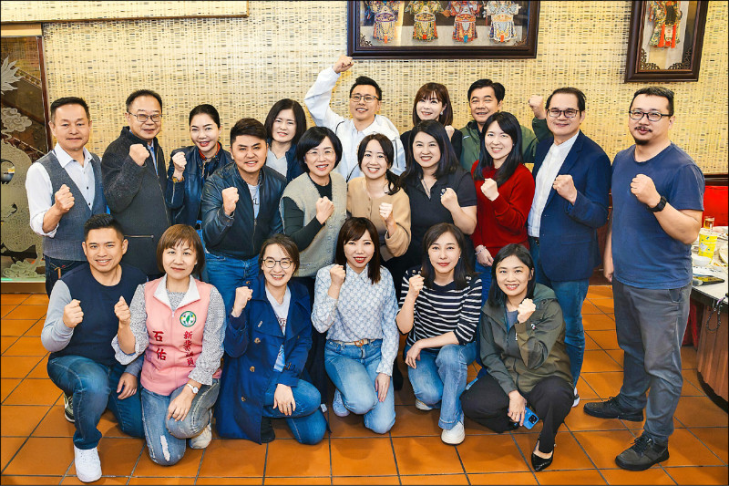 新北市長選舉 蘇巧慧攜手綠議員迎戰