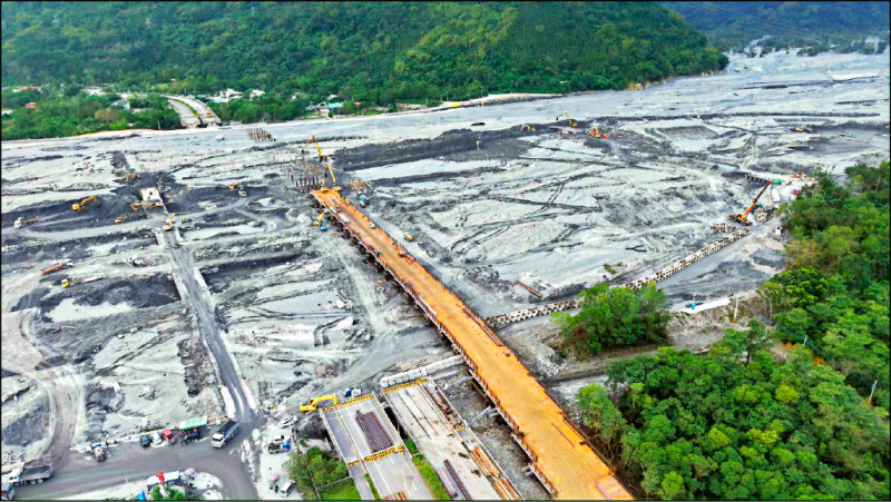 花蓮馬太鞍溪橋 臨時涵管便道 月底前搶通