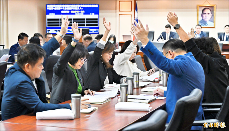 自由日日Shoot》封殺政院版財劃法 急為中配修國籍法 藍白鴨霸 綠委轟霸凌政院