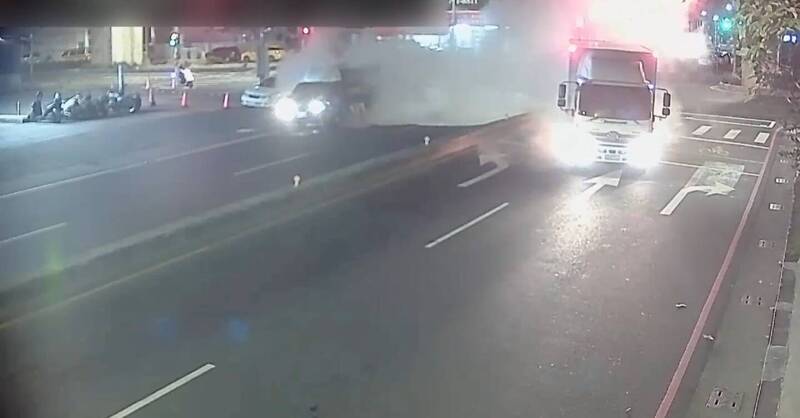 高雄大貨車闖紅燈撞自小貨車 2人受傷