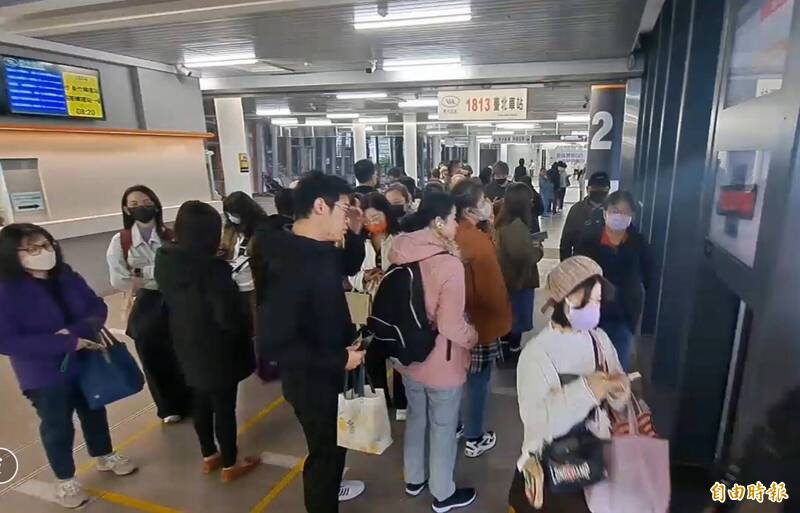 台鐵基隆站平交道事故班次延誤 國道客運緊急派車疏運通勤族