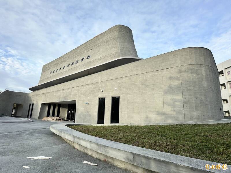 國境最南藝文新地標!恆春文化中心劇場館週六首演 「船型」建築吸睛