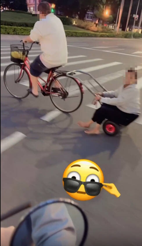 阿北騎腳踏車加掛手推車載婦 騎士︰感到害怕