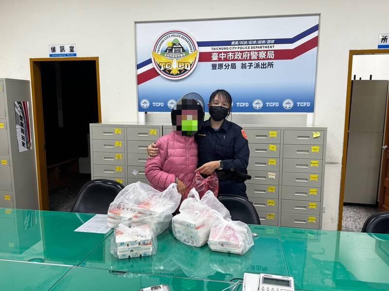 翁子派出所女警張綺玲牽線 新社花海值勤便當照顧獨居長者