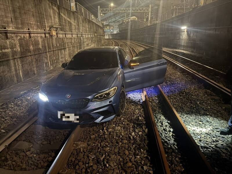 通緝犯「開進軌道」爆胎撞壞設備 台鐵:將求償