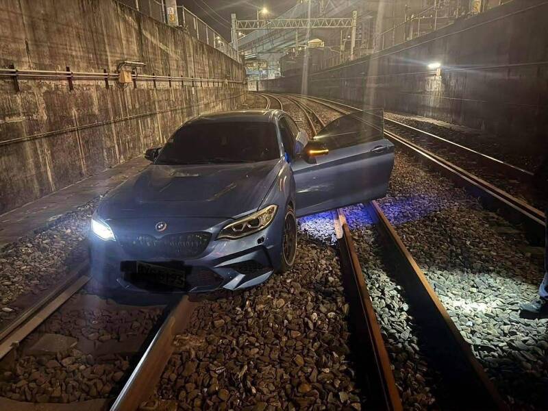 通緝犯拒警盤查 開進鐵道後棄車害台鐵延誤