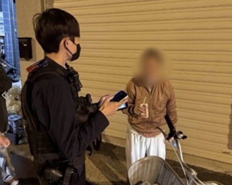 為領普發現金1萬8旬翁騎單車迷航9小時 警伸援手安然返家