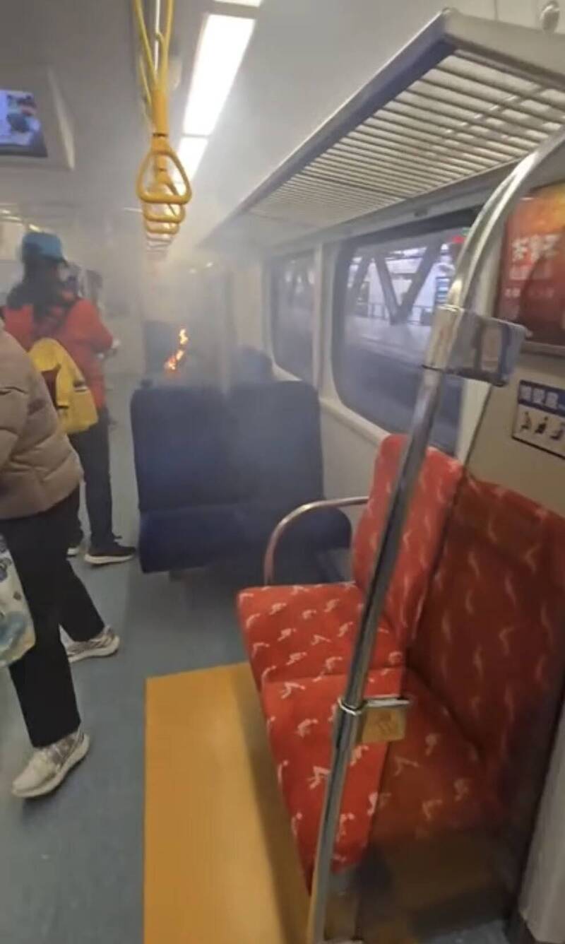 民眾搭乘台鐵區間車 背包內行動電源突自燃