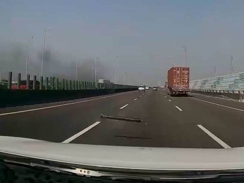 絕命終結站!國道天降傳動軸砸休旅車 氣囊全爆駕駛嚇傻