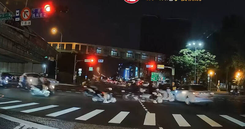 高雄轎車紅燈硬要過 女騎士衰遭擊倒