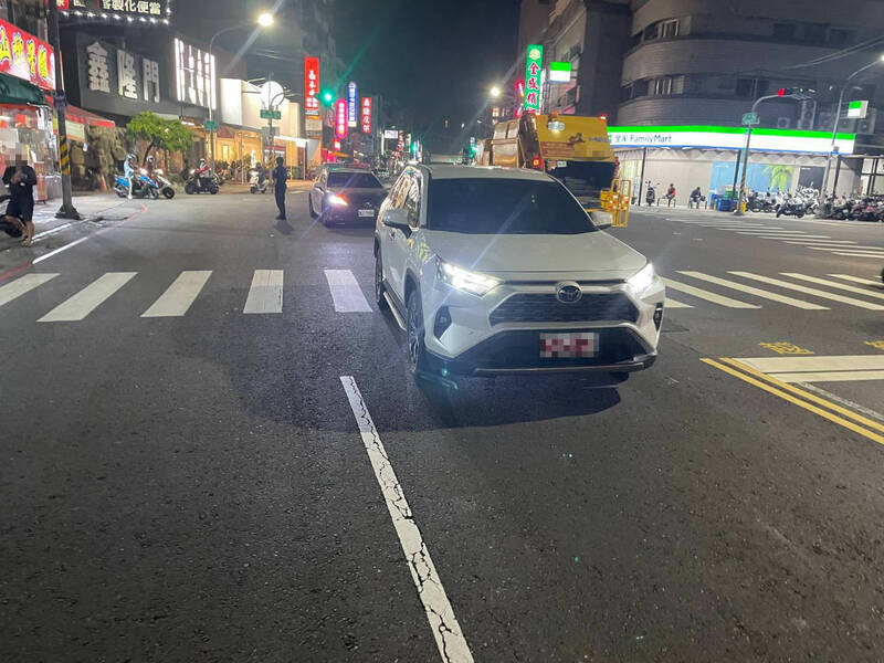 高雄婦闖紅燈走斑馬線遭撞 肇事駕駛先吞3萬6還要吊照1年