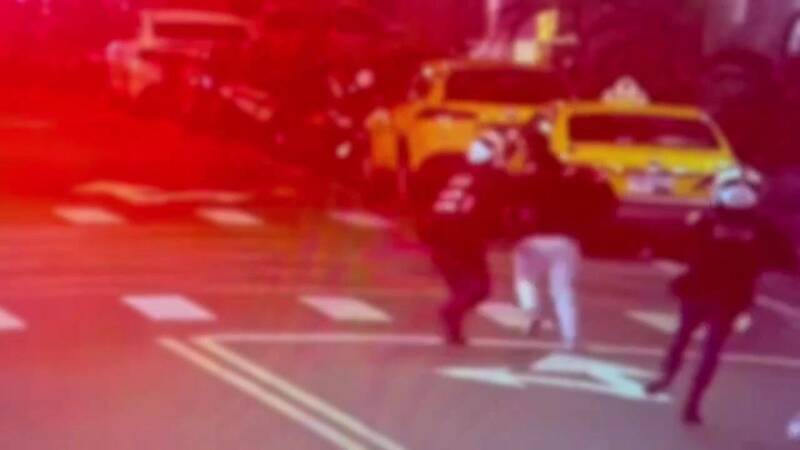 「8條通」見警拔腿就跑 北市警街頭圍捕逮人