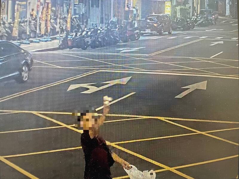 大同区某饭店被丢鸡蛋。（记者王冠仁翻摄）