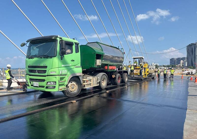 通車前最後關鍵階段 淡江大橋年底鋪面完成