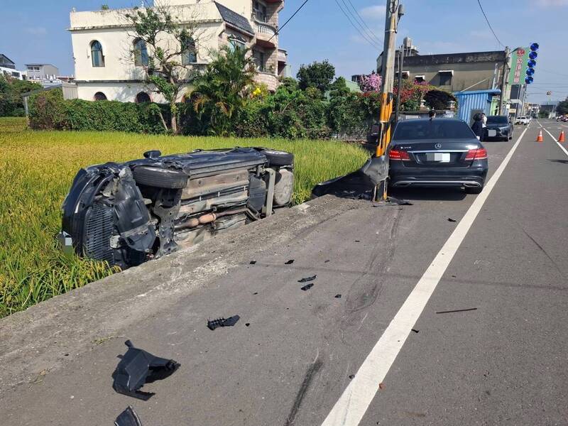 賓士男酒駕把路邊轎車撞翻落田、又撞倒電桿 對向貨車駕駛也遭殃