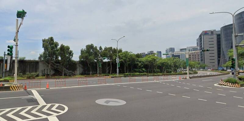 降低車輛碰撞風險 北市堤頂大道與瑞光路巷口12/1起撤除移動式柵欄