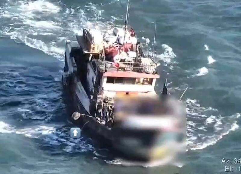 海巡科技監控 馬祖近岸海域查獲漁船違規使用章魚籠