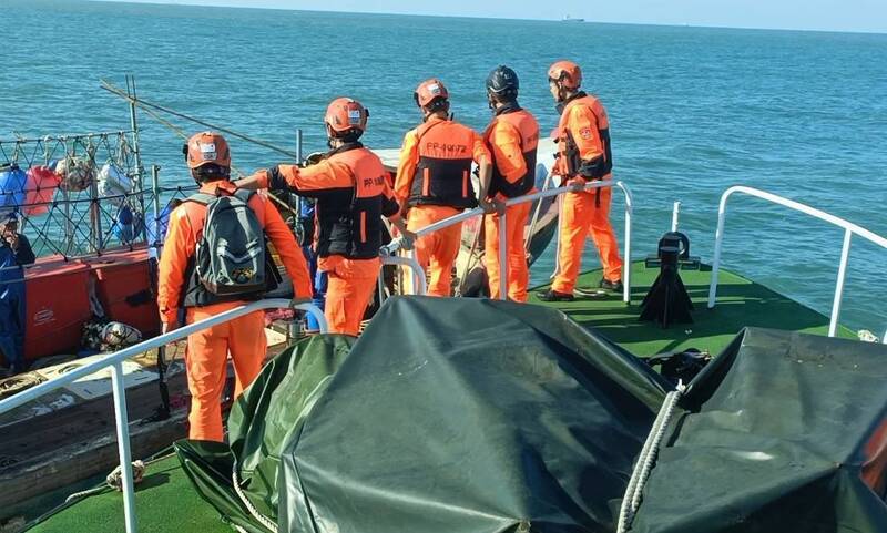 海巡署第十一巡防指挥部运用科技设备查获台湾籍渔船违规使用章鱼笼。（海巡署提供）