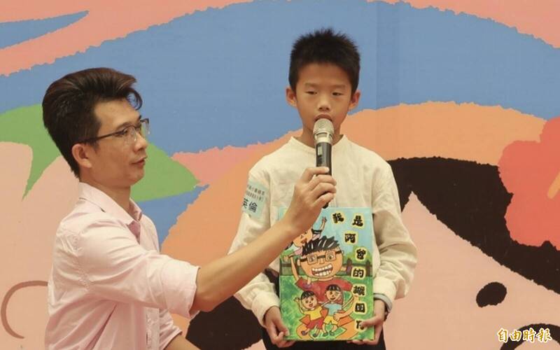 《我是阿爸的猴囝仔》! 台南學童描繪父子互動 萌翻全場