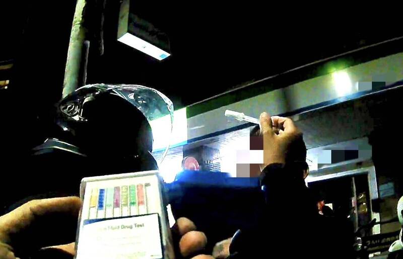 一早排隊買炸雞給女友 違停被唾液試劑查出毒駕