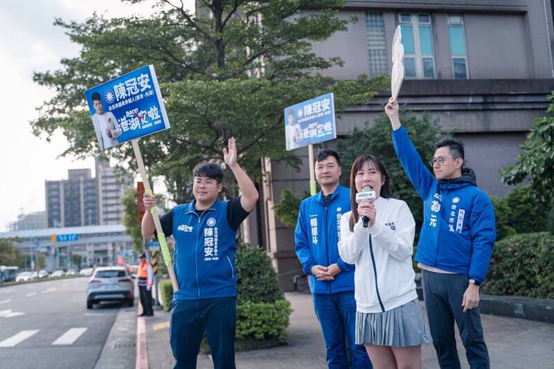 北市藍營青年議員拚+1 陳冠安找議會學長姐陪站路口