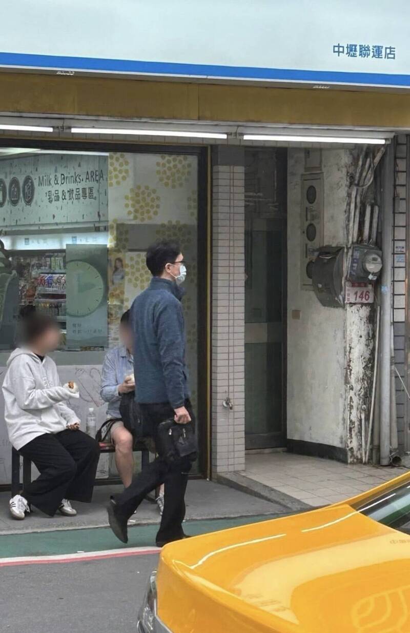 注意！中壢車站偷拍變態出沒 斯文男手提包藏鏡頭偷拍女裙底