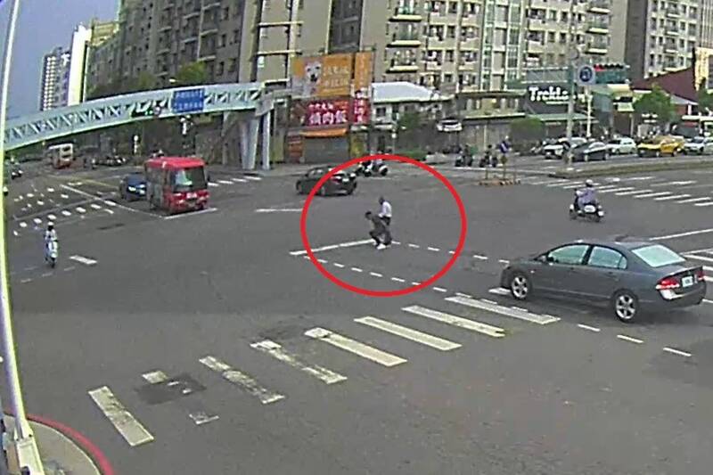 台中8旬翁橫越馬路卡車陣 他奮不顧身衝快車道背離險境