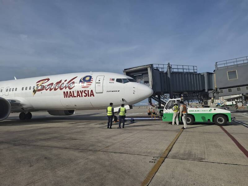 馬來西亞峇迪航空包機首航 澎湖機場噴水禮迎接135名貴客