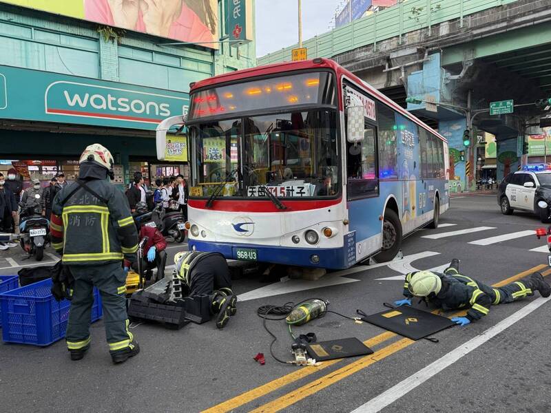 台北士林公車撞行人！ 1人遭捲入車底命危送醫搶救